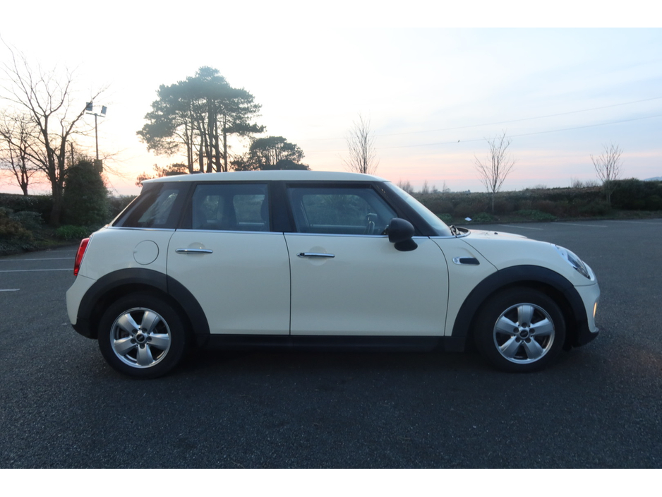 2015 MINI Hatch - image 2