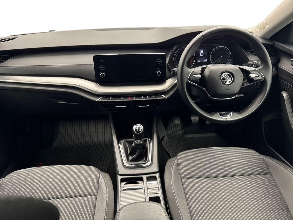 2023 Skoda Octavia - image 8