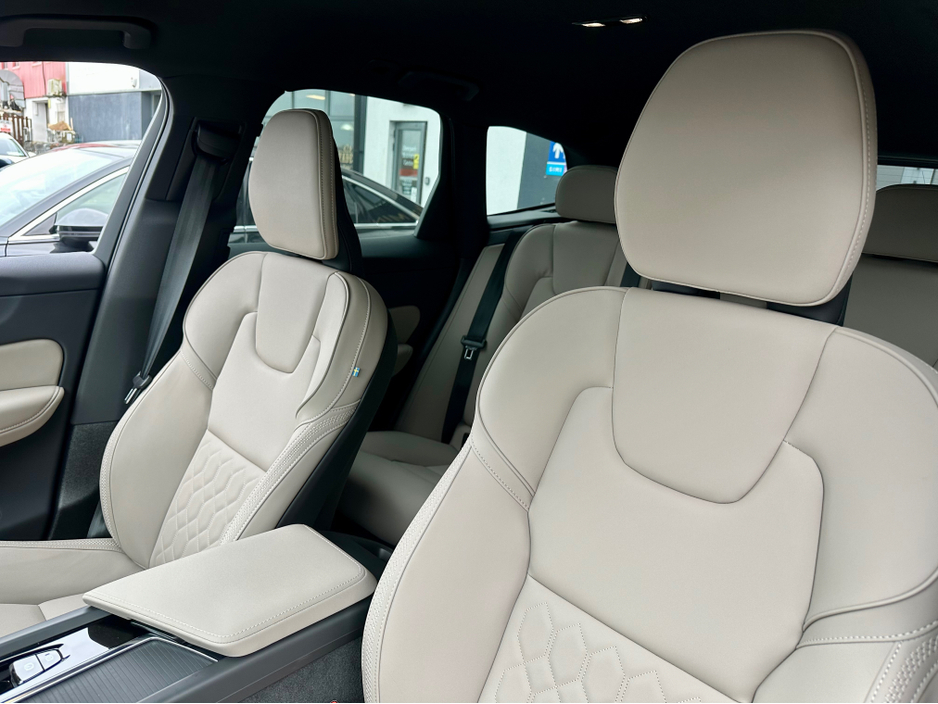 2025 Volvo XC60 - image 9