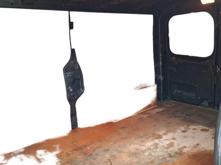 2021 Renault Trafic - image 11