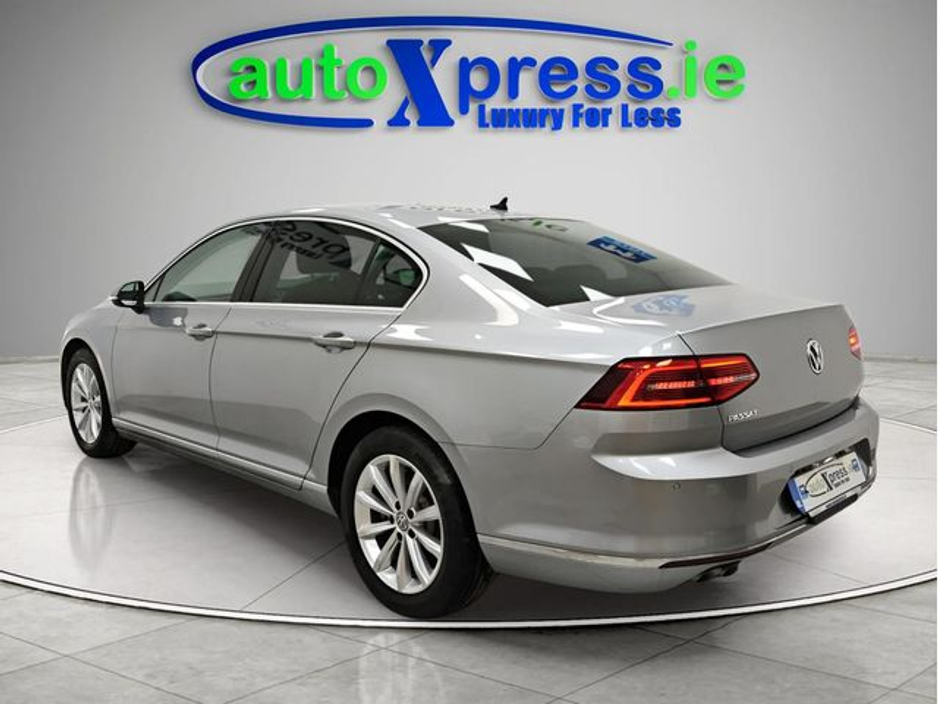 2018 Volkswagen Passat - image 7