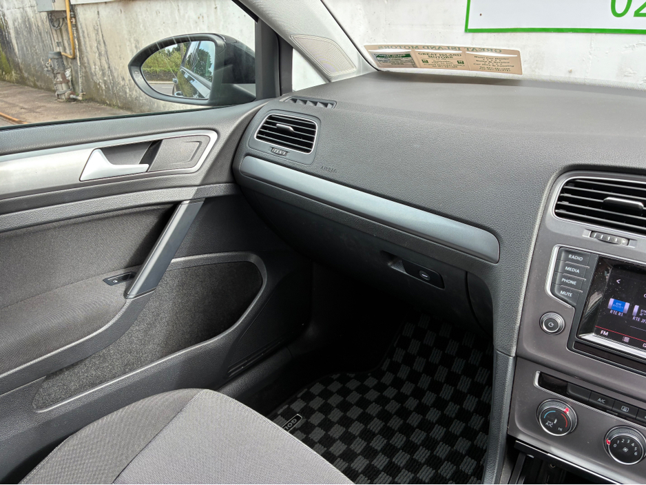 2015 Volkswagen Golf - image 19