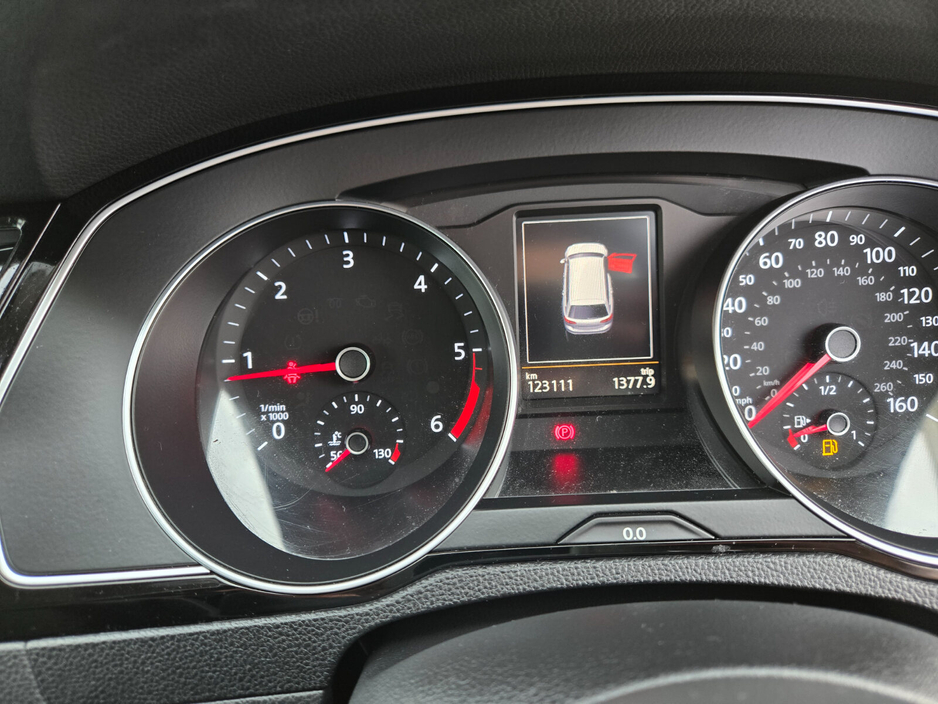 2016 Volkswagen Passat - image 11