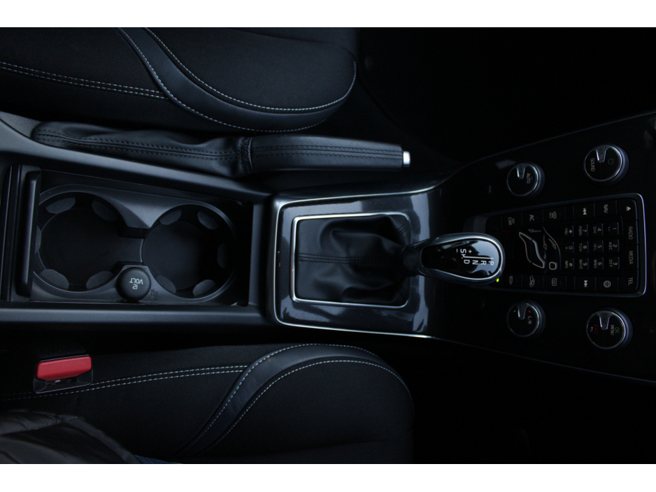 2017 Volvo V40 2.0D4 MOMEMTUM EDITION 180HP 5DR HATCHBACK AUTOMATIC // HUGE SPEC // 1 OWNER CAR WITH 112,355 KM'S // WELL WORTH VIEWING // BUY WITH CONFIDENCE AA AND SIMI APPROVED DEALER 2026 // FINANCE ARRANGED // €15,950