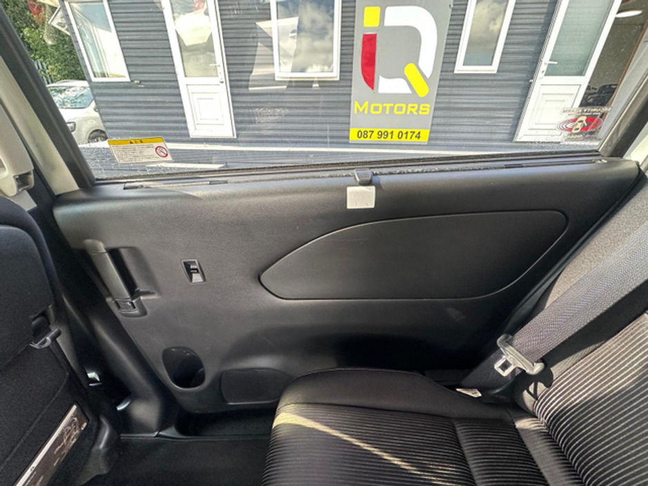 2016 Nissan Serena - image 18