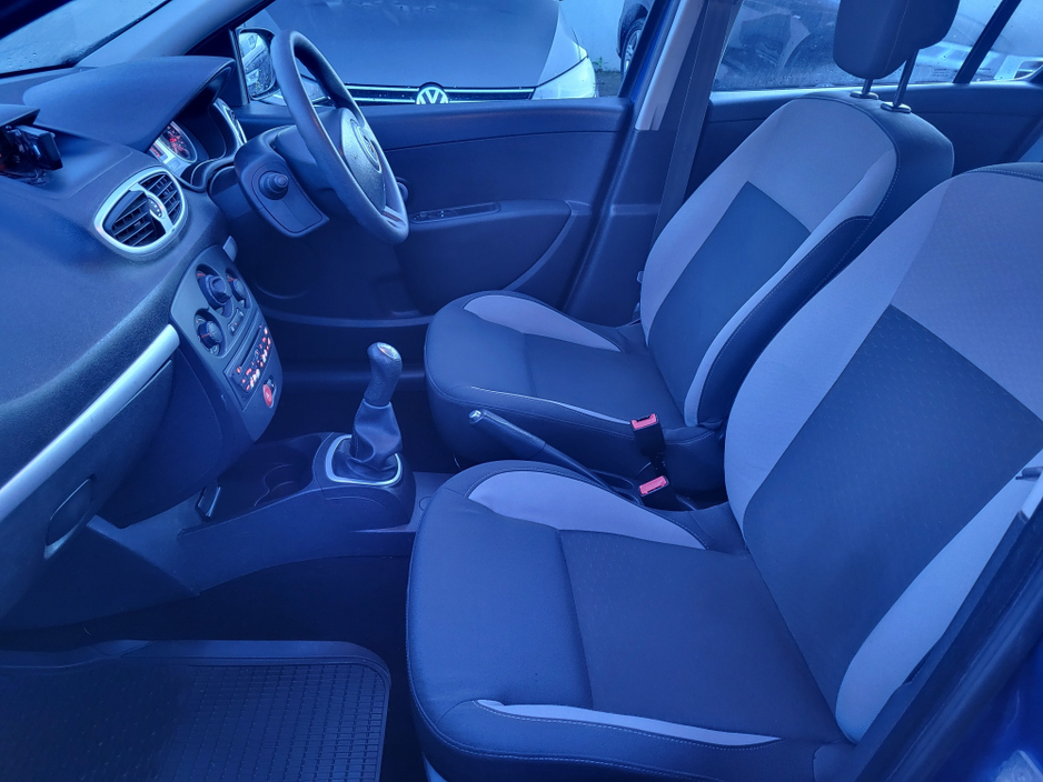 2011 Renault Clio - image 11