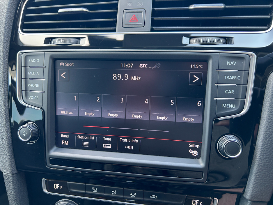 2015 Volkswagen Golf - image 11