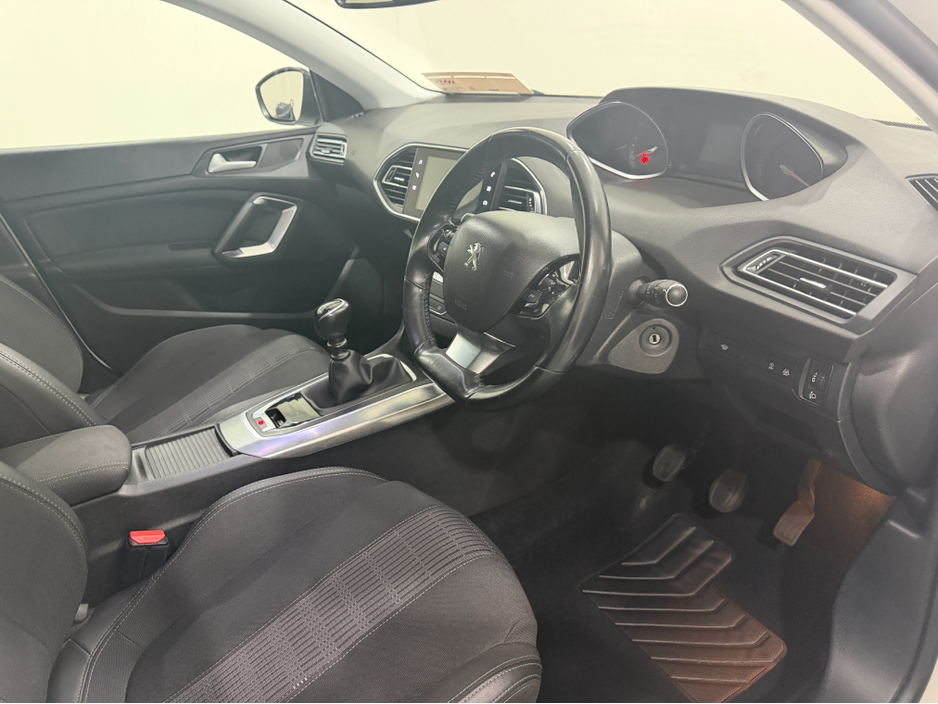 2021 Peugeot 308 - image 10