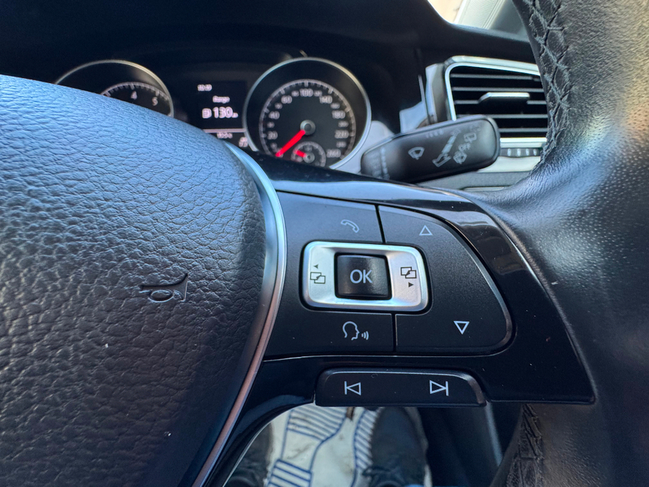 2014 Volkswagen Golf - image 25