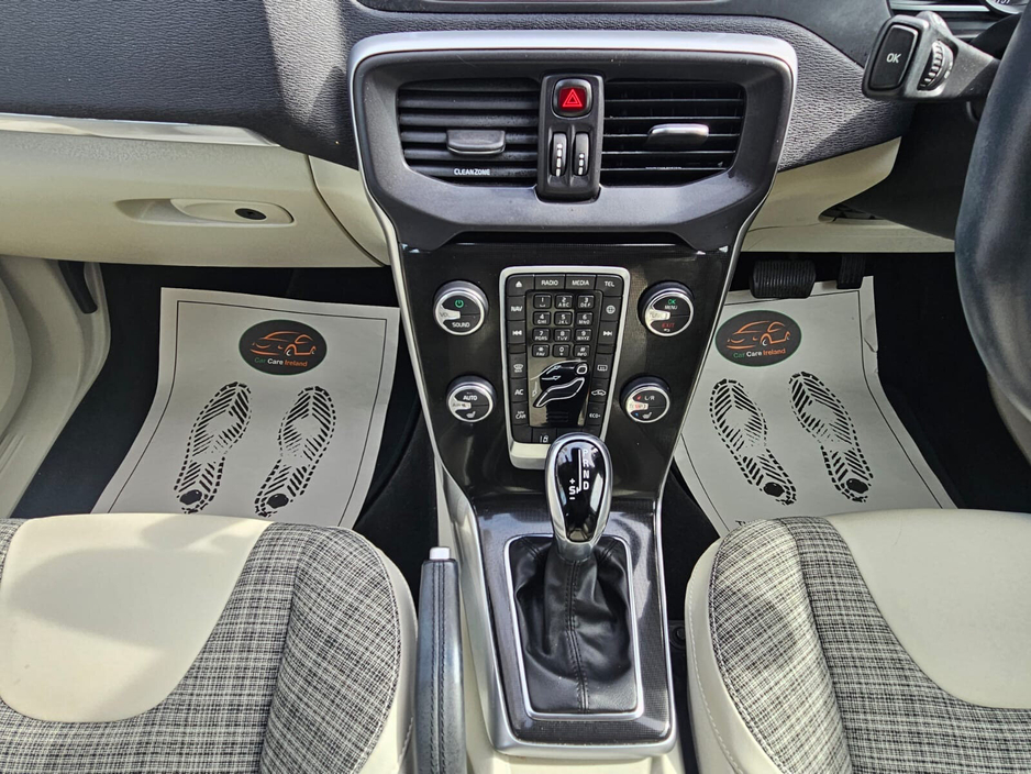 2019 Volvo V40 - image 26