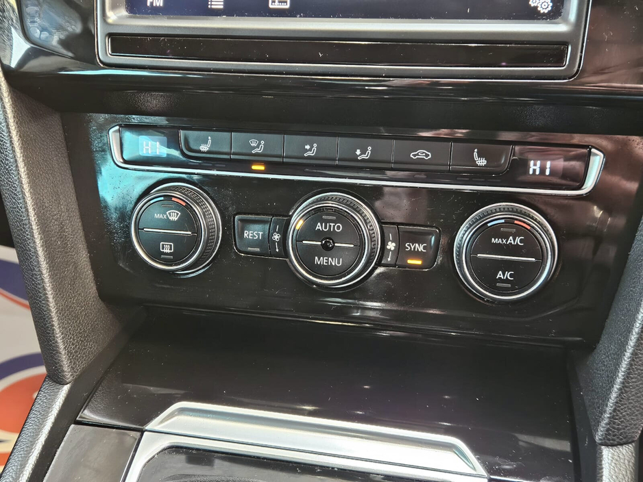 2016 Volkswagen Passat - image 12