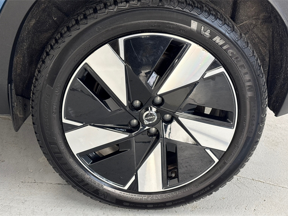 2024 Volvo C40 - image 11