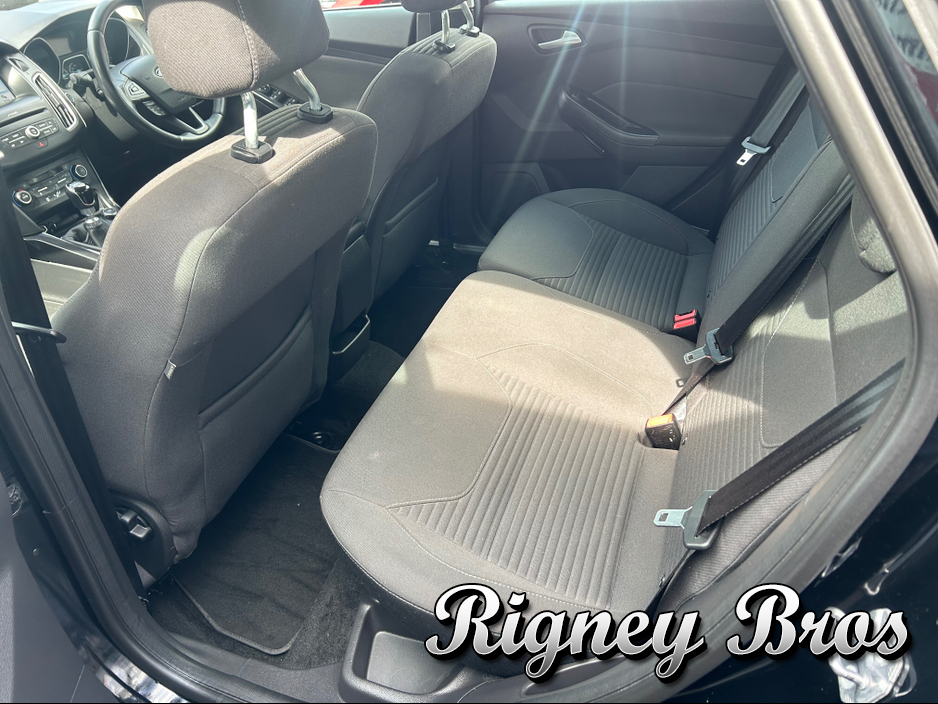 2017 Ford Focus - image 10