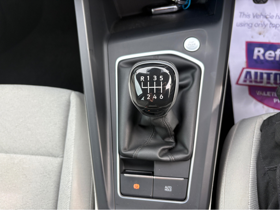 2022 Volkswagen Golf - image 15