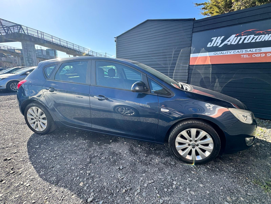 2011 Opel Astra - image 6