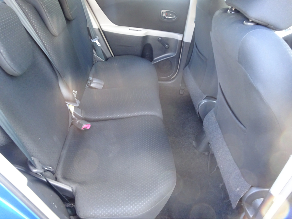 2010 Toyota Yaris - image 13
