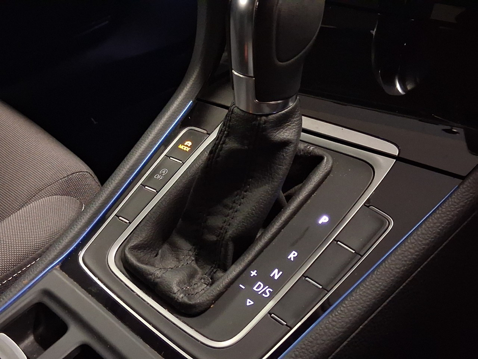 2013 Volkswagen Golf - image 12