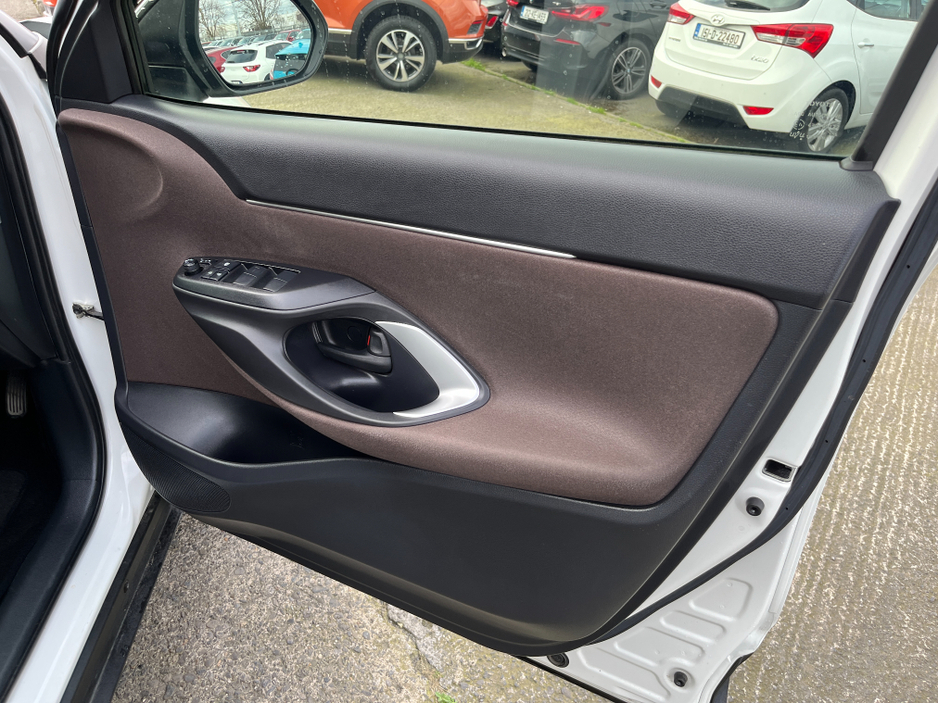 2021 Toyota Yaris Cross - image 12