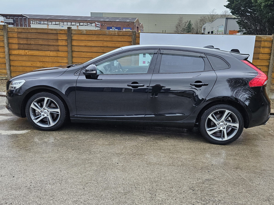 2016 Volvo V40 - image 9