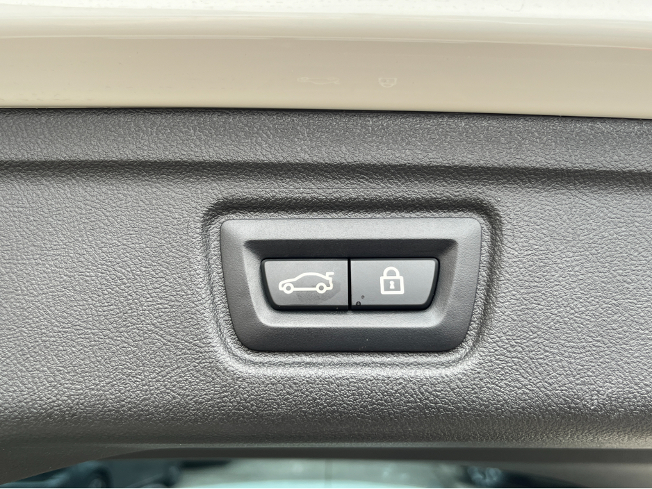 2021 BMW 3 Series - image 9