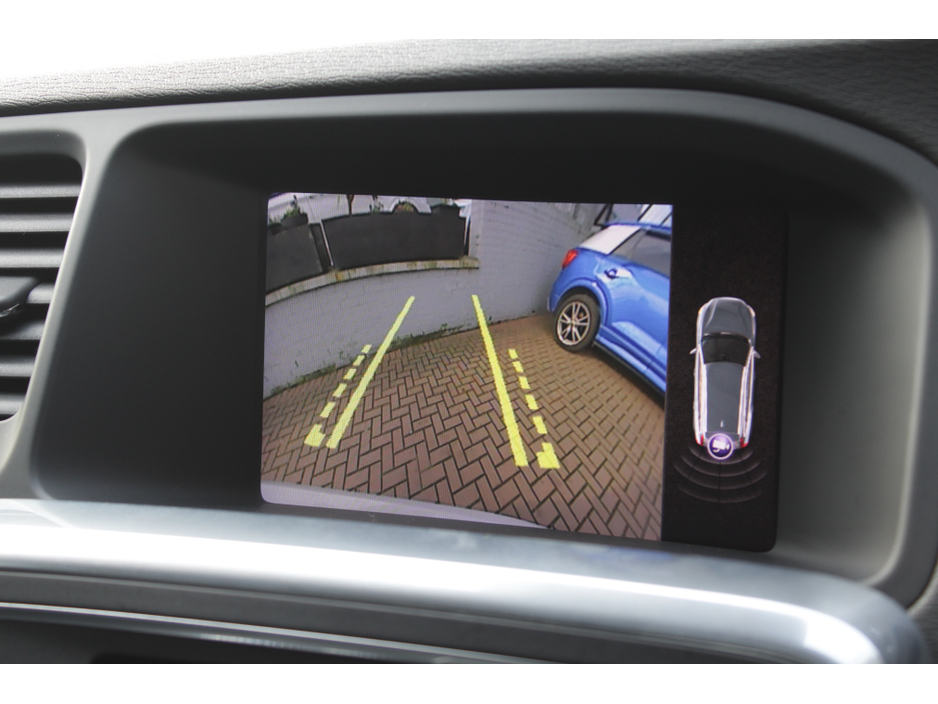 2018 Volvo V60 - image 14