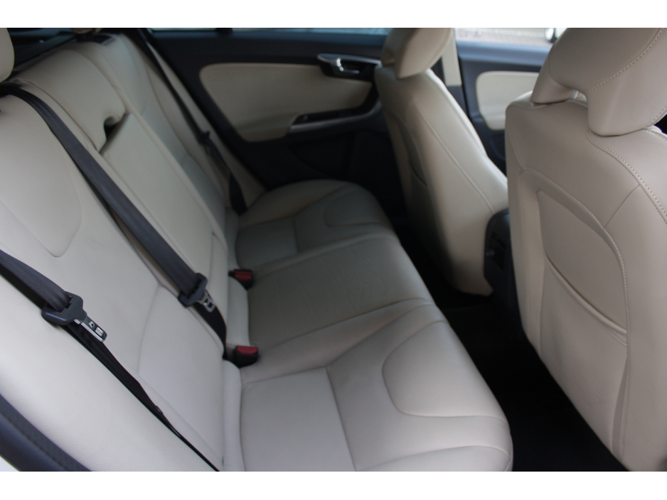 2016 Volvo V60 CROSS COUNTRY - image 16