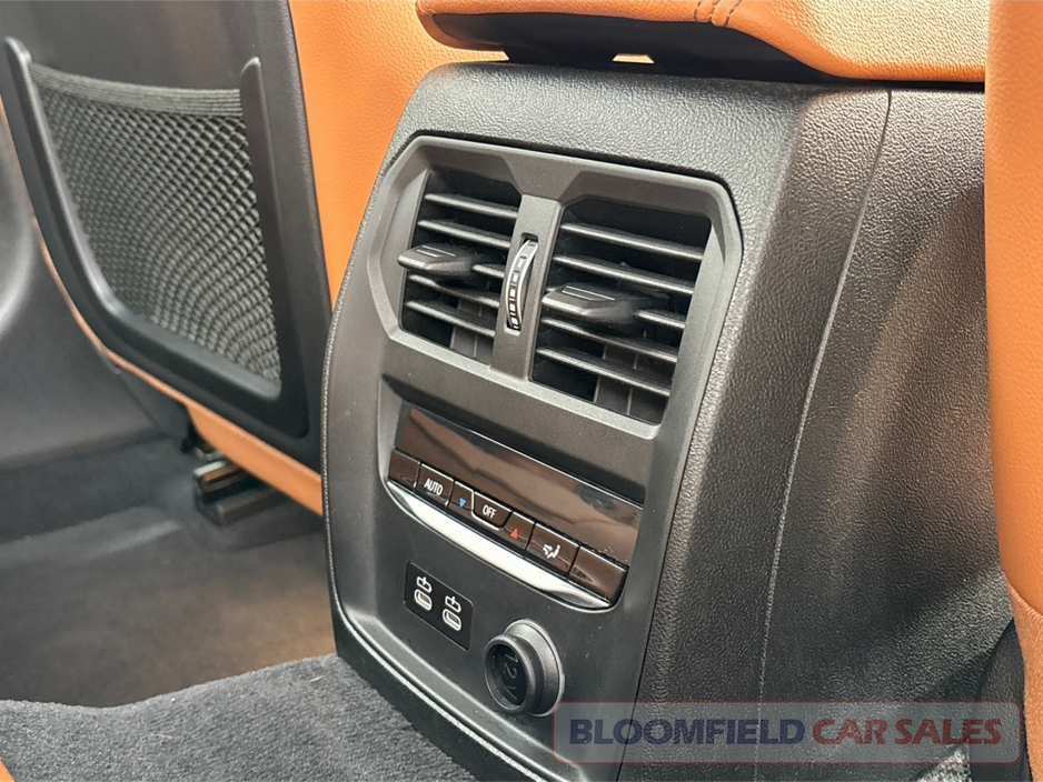 2019 BMW 3 Series - image 34