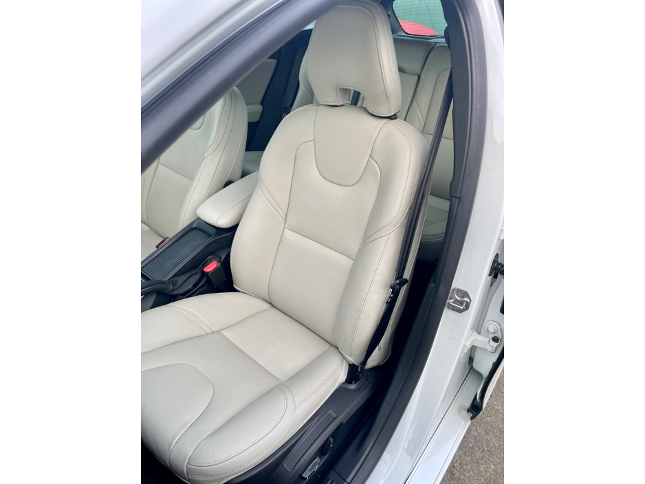 2017 Volvo V40 - image 20