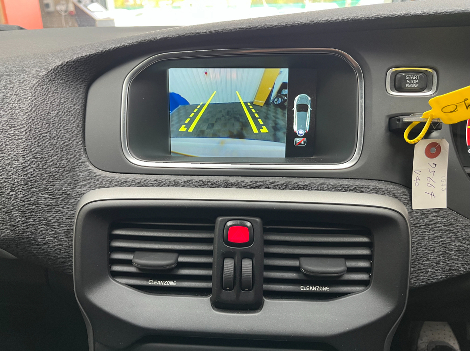 2016 Volvo V40 - image 18