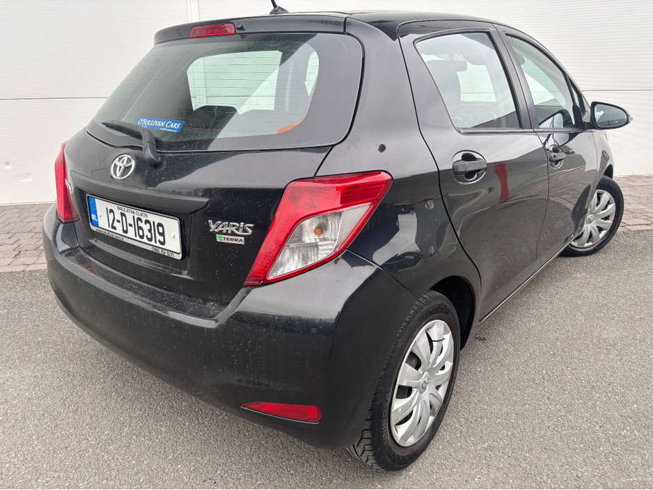 2012 Toyota Yaris - image 2