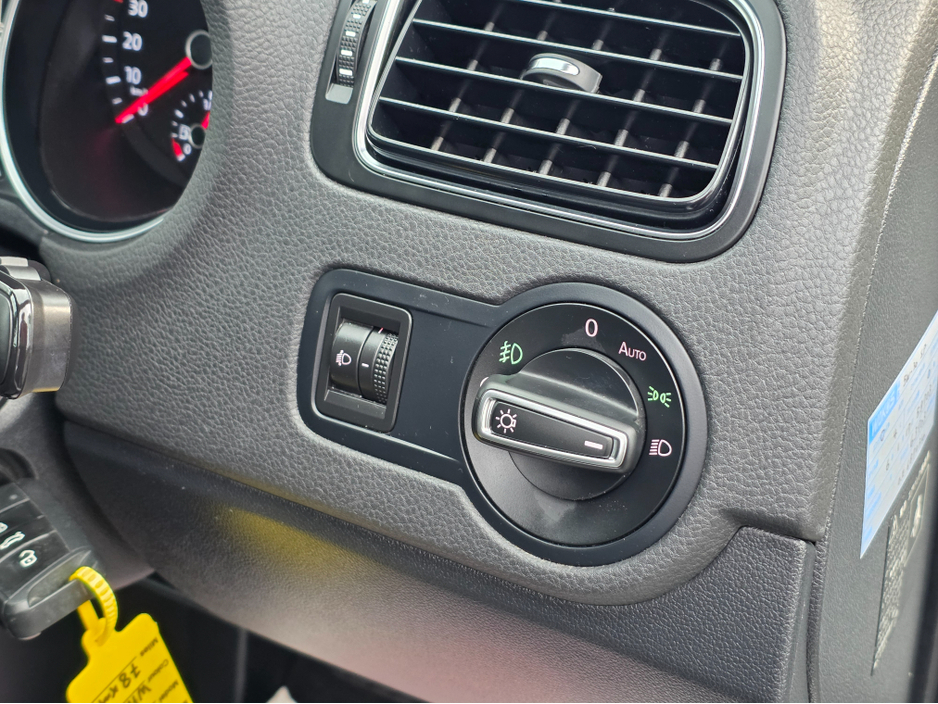 2016 Volkswagen Polo - image 9