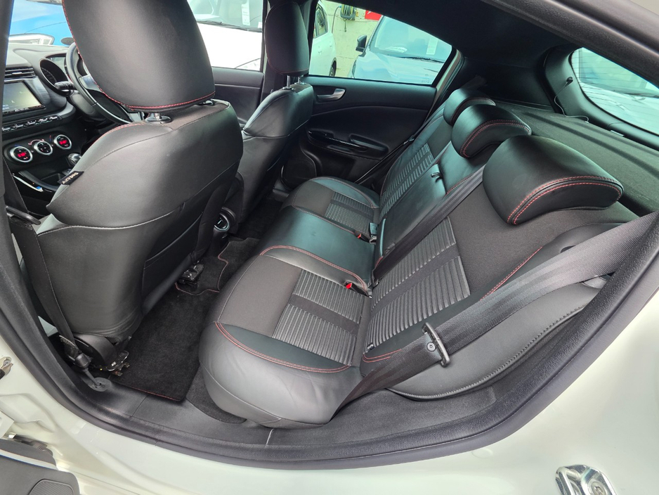 2013 Alfa Romeo Giulietta - image 12