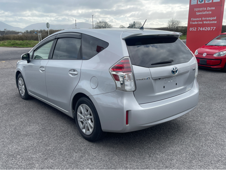 2015 Toyota Prius Alpha - image 5