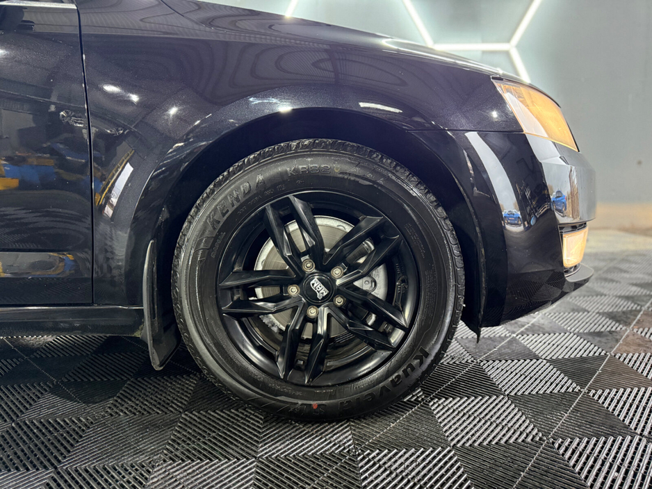 2015 Skoda Octavia - image 5