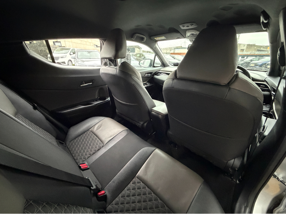 2023 Toyota C-HR HYBRID..Keyless Entry..Apple CarPlay €22,750