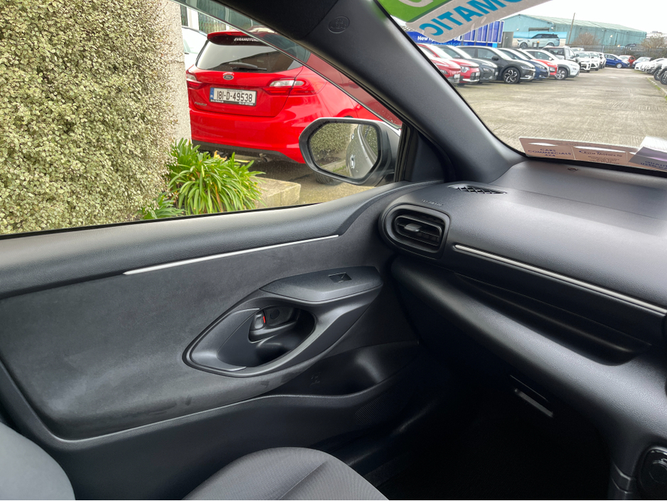 2022 Toyota Yaris - image 15