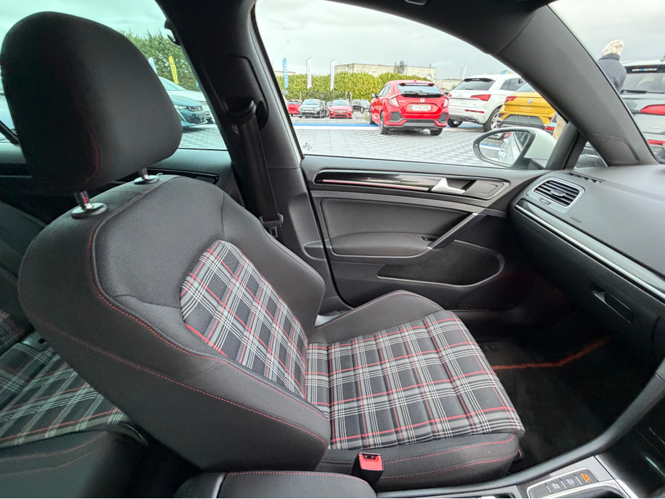 2017 Volkswagen Golf - image 27