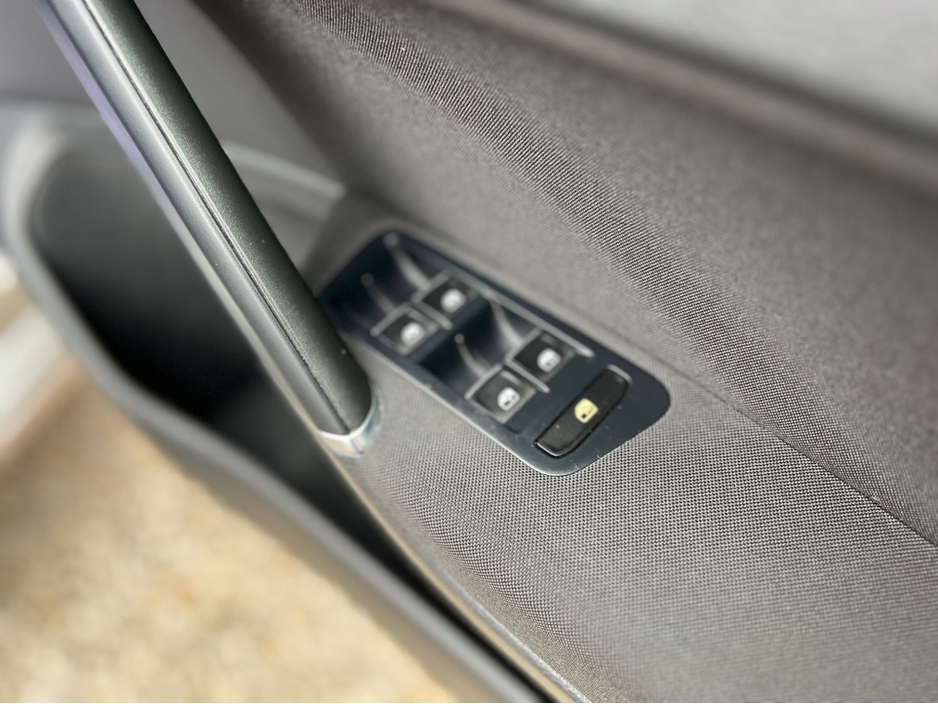 2017 Volkswagen Golf - image 19