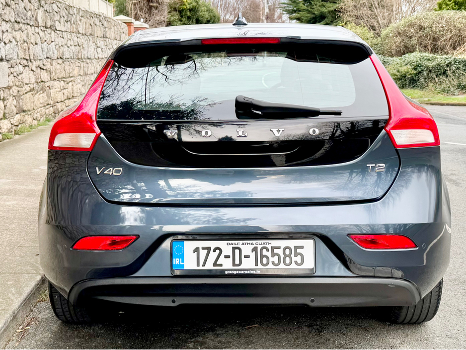 2017 Volvo V40 - image 6