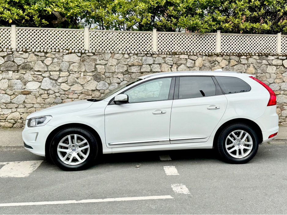 2017 Volvo XC60 - image 4