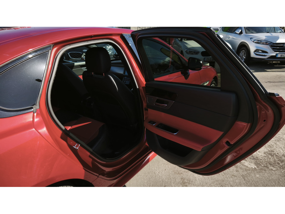 2016 Jaguar XF - image 10