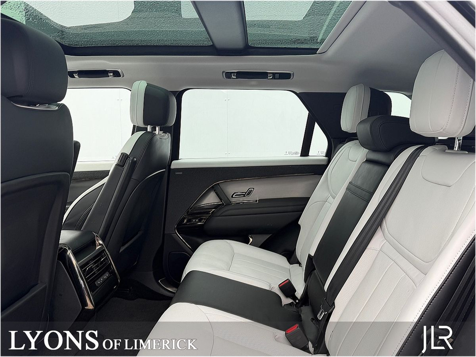 2024 Land Rover Range Rover Sport - image 3