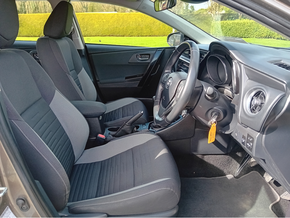 2018 Toyota Auris - image 5