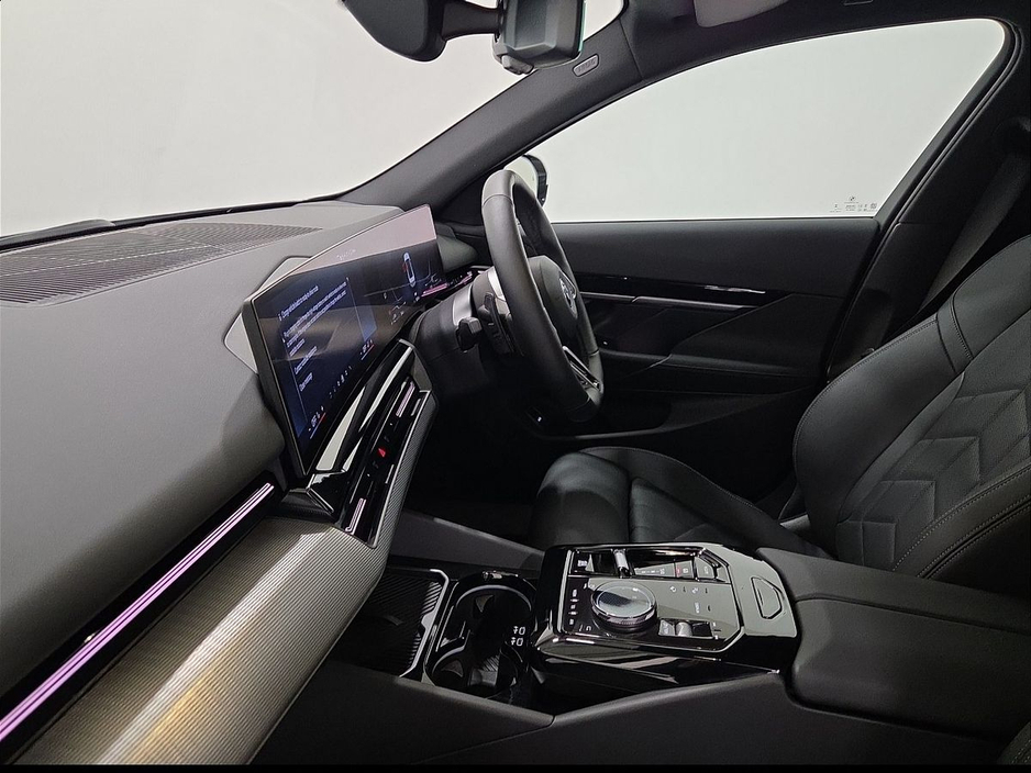 2024 BMW 5 Series - image 7