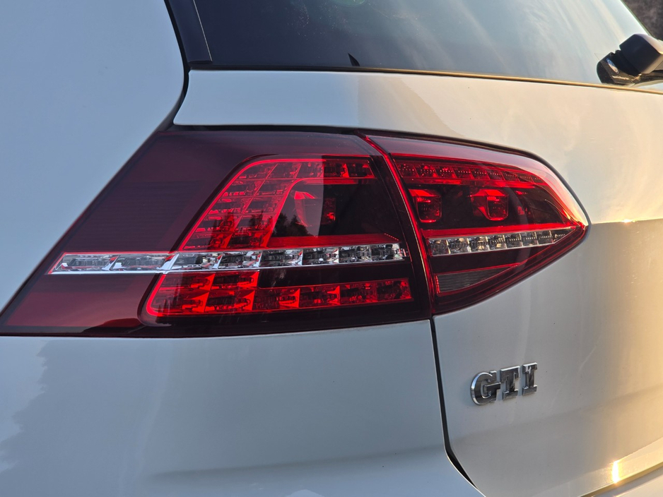 2017 Volkswagen Golf - image 17