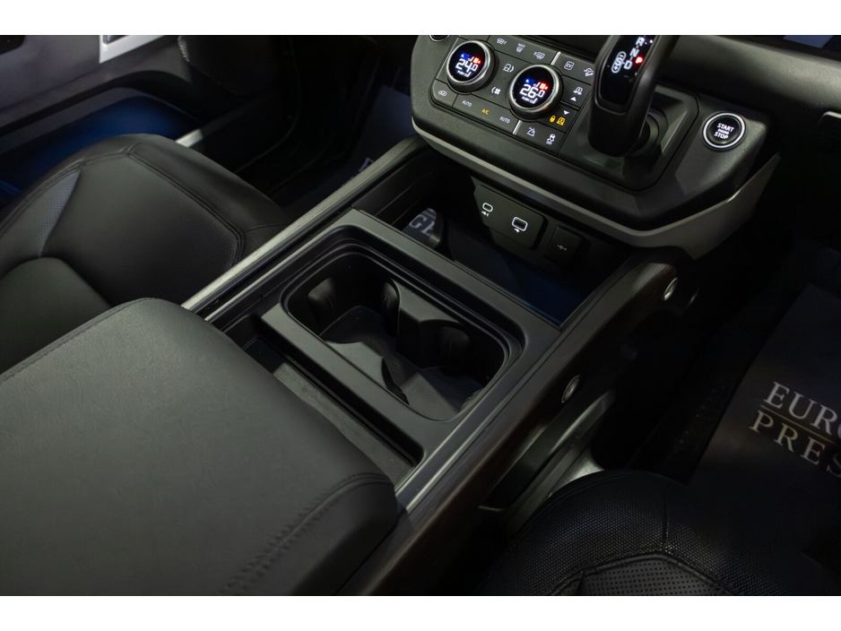 2022 Land Rover Defender - image 19