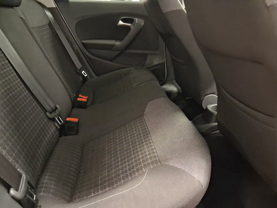 2016 Volkswagen Polo - image 8