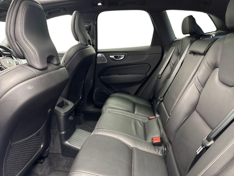 2025 Volvo XC60 - image 10