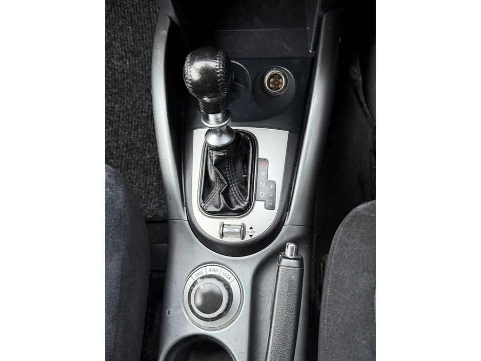 2012 Mitsubishi Outlander - image 6