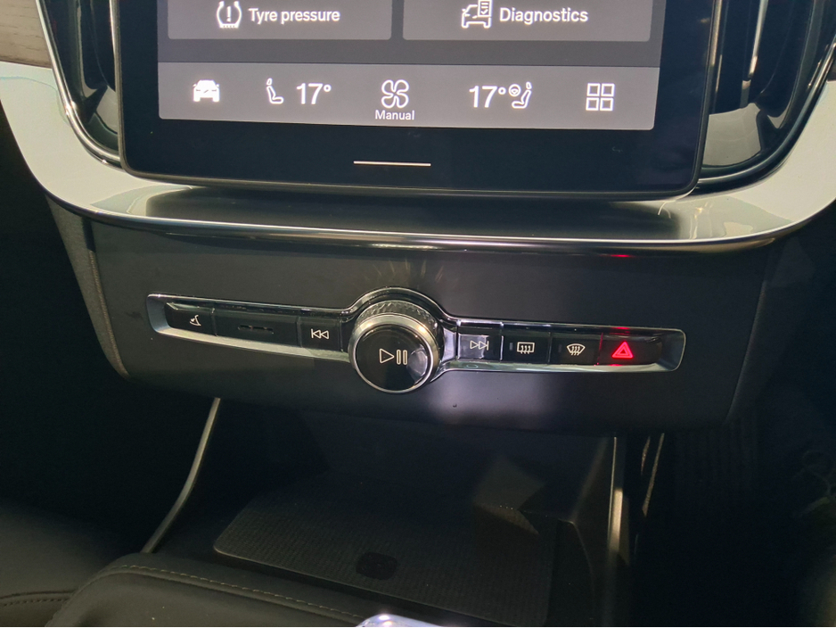 2025 Volvo XC90 T8 PHEV AWD AUTO PLUS - New Model - 7 Seats - Pan Roof - Black Leather -